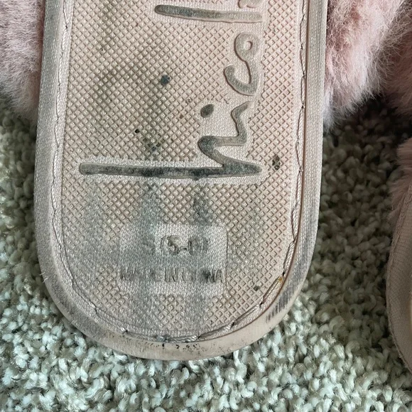 Pink fuzzy slippers - Picture 4 of 13